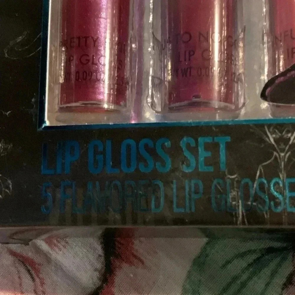 🤎SOLD🤎NWT Disney Villain Ladies 5 PK of Lipgloss 5 different shades - Picture 3 of 10